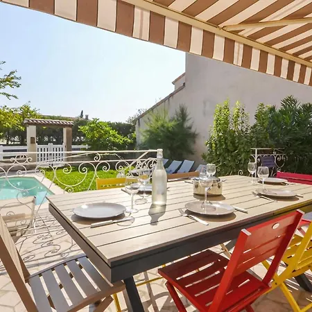 Сasa de vacaciones In With Outdoor Swimming Pool *